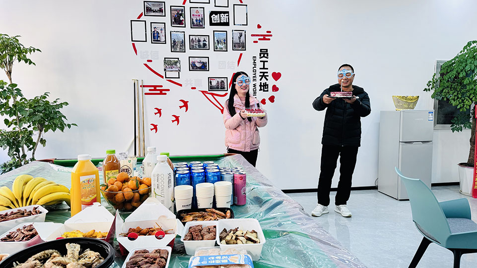 共慶生辰，攜手同行——boss與美女員工生日茶話(huà)會(huì)